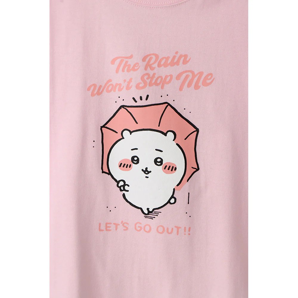 ちいかわ お出かけ楽しみ!な Tシャツ ちいかわと傘 ライトピンク - Image 2