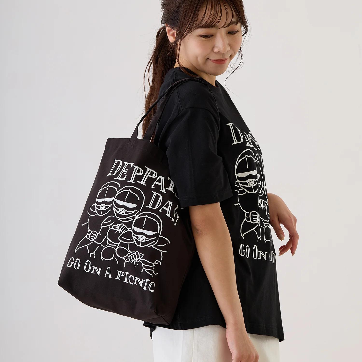 ちいかわ お出かけ楽しみ!な トートバッグ 鎧デッパツ ブラック - Image 7