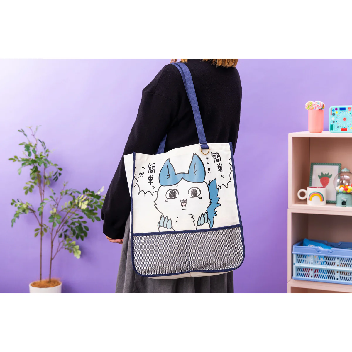 ちいかわ パラレルワールド！？ ポケットのついた大きめトートバッグ（強くなったハチワレ） - Image 2